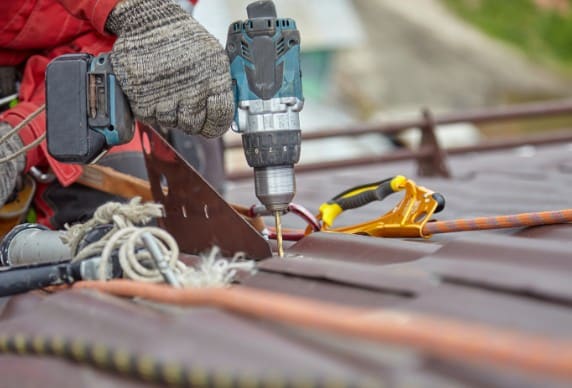 Fijación y anclaje técnico en un trabajo de altura sobre cubierta
