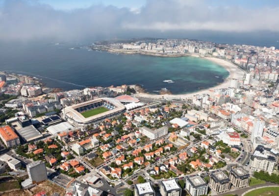 Vista aérea de tejados de A Coruña, donde anidan gaviotas y palomas
